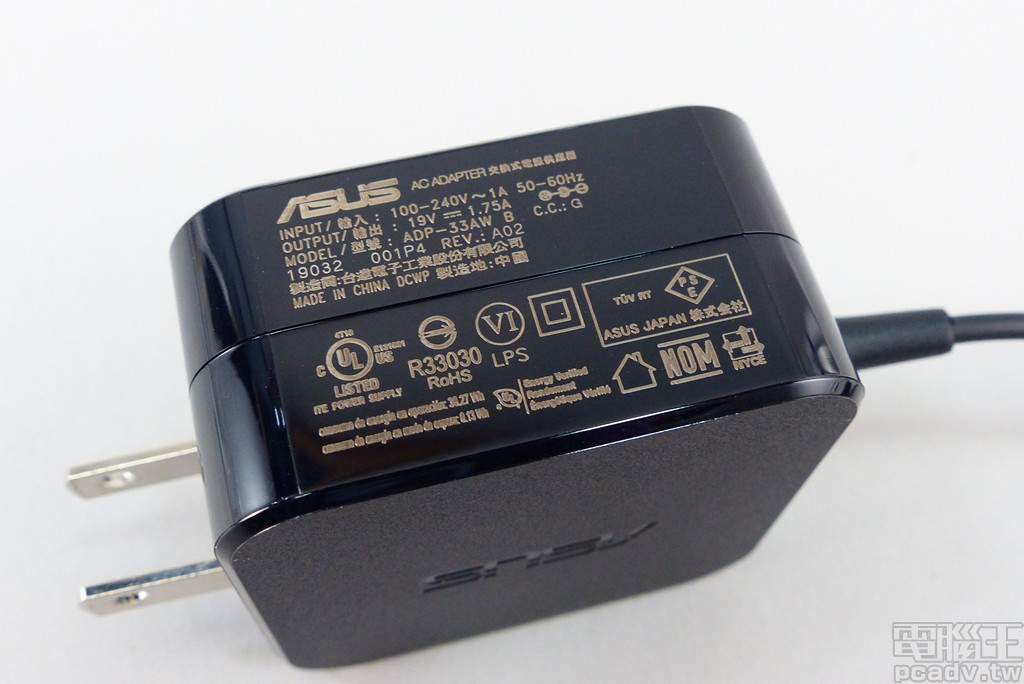 ▲ 變壓器由台達電子工業製造，全域電壓輸入、19V/1.75A/33W 輸出，能源效率達 VI 級。