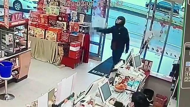男子開槍射保全 超商內搶走ATM300萬元