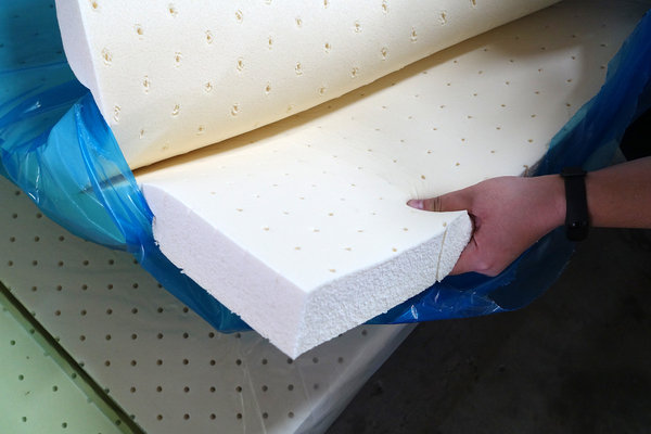 台中床墊工廠直營,台中獨立筒床墊,大里八鐘頭展示工廠,平價乳膠獨立筒床墊, 彈簧保固10年、流程透明手工客製獨立筒床墊