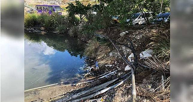 陽明山公園堆滿垃圾！馬桶、磁磚隨地扔　網怒：溫泉誰敢洗