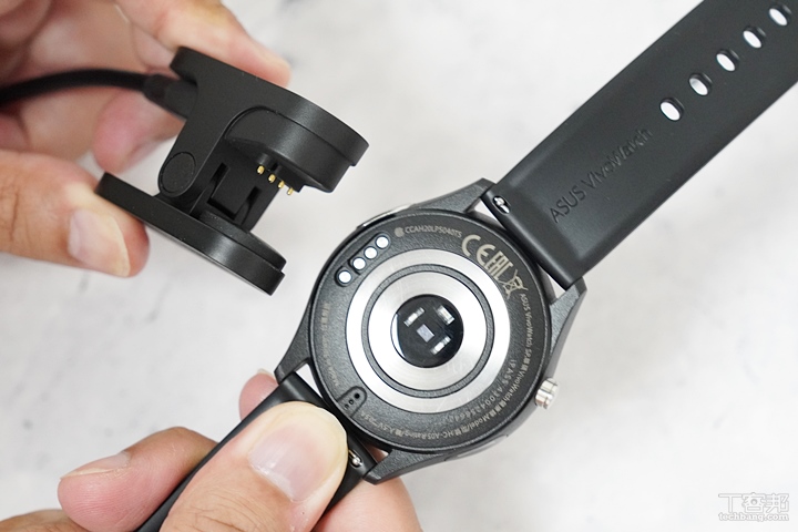 官方表示充一次電最長可以使用 14 天，不過實際上還是要依照每個人使用習慣而定，比方說筆者時常使用各種測量功能，大約到 10 天左右就跳出電量剩 10% 的提示。充電方式則是用夾式充電器對準接點夾上去就能充電。