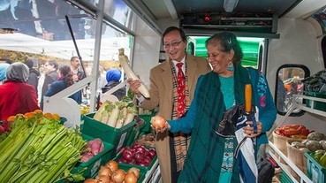 會走的菜市場！加拿大FoodShare公車 只專載健康的新鮮蔬果～