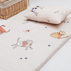 ◎進口原料符合歐盟32項規定|◎經過ROHS六大重金屬無毒測|◎添加備長碳，吸溼、除臭更健康類型:寢具組主材質:棉件數:2件商品說明:《Embrace英柏絲》貓貓狗狗備長炭記憶床墊(含童枕)尺寸:尺寸