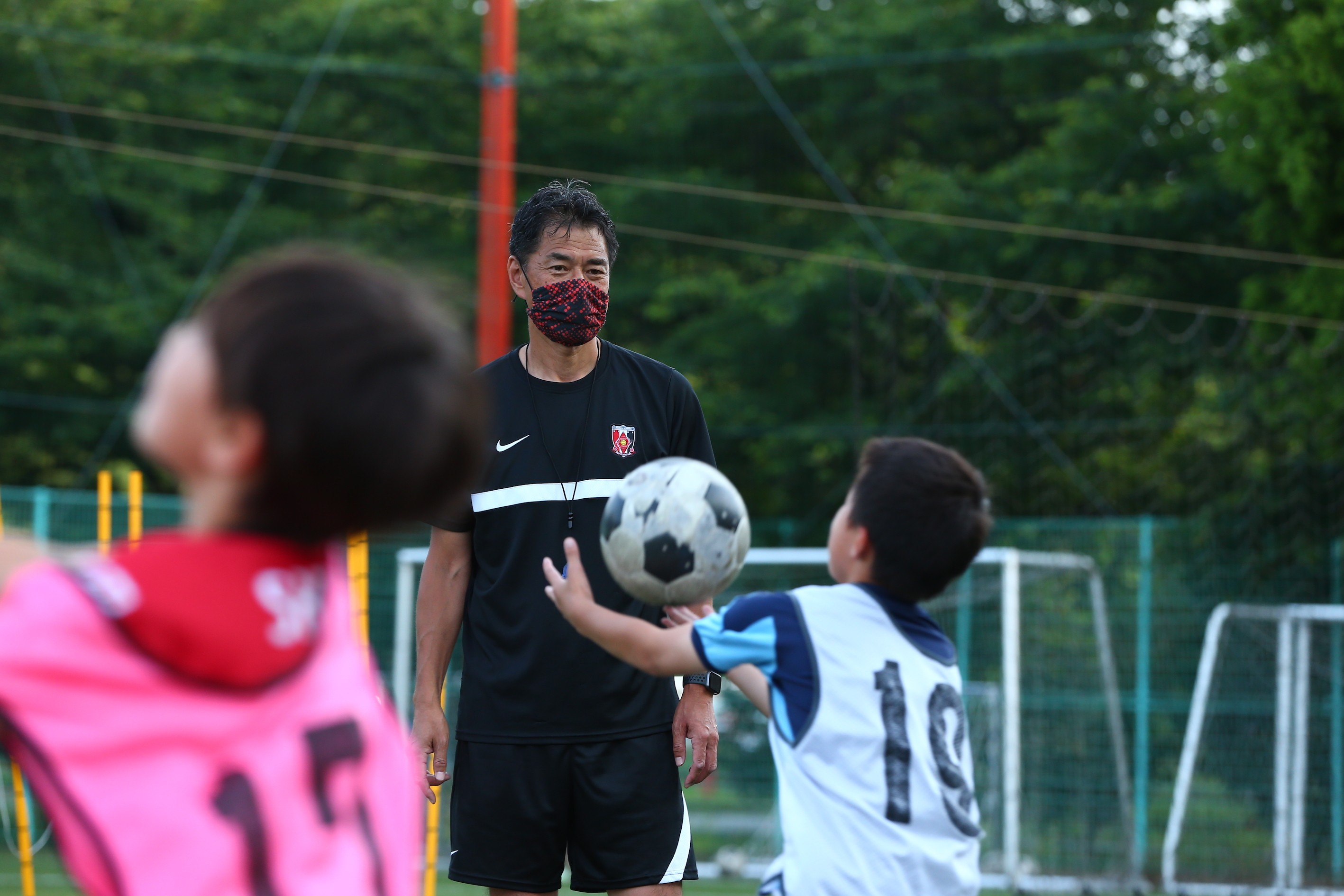 興梠がゲスト参加 西も感心の指導 小学生なら誰でも応募できるレッズの サッカー塾