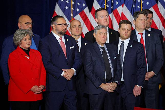 前總統川普1月15日在愛荷華州狄蒙開票之夜，競選團隊成員拉齊維塔（後排左一）、威爾斯（前排左一）和米勒等幕僚上台。路透社