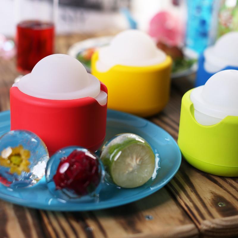 產品特色 美國募資平台近千萬贊助商品 輕鬆解決您的冰球收納困擾 在家簡單做的透明冰球製冰盒 純淨透明，維持飲品最佳風味 產品介紹 美國募資千萬贊助，新色登場！ 運用簡單物理原理，只需使用普通家庭冰箱就