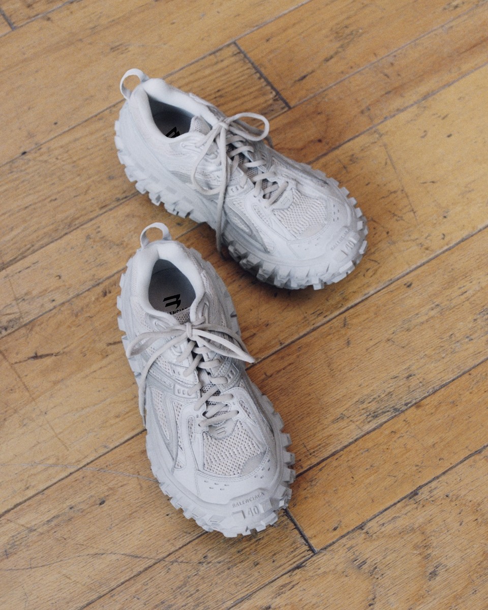 【新品電池】BALENCIAGA 5Pダイヤ ストーンベゼル 動作良好 美品 存在感抜群》【BALENCIAGA】6XL スニーカー ダメージ加工