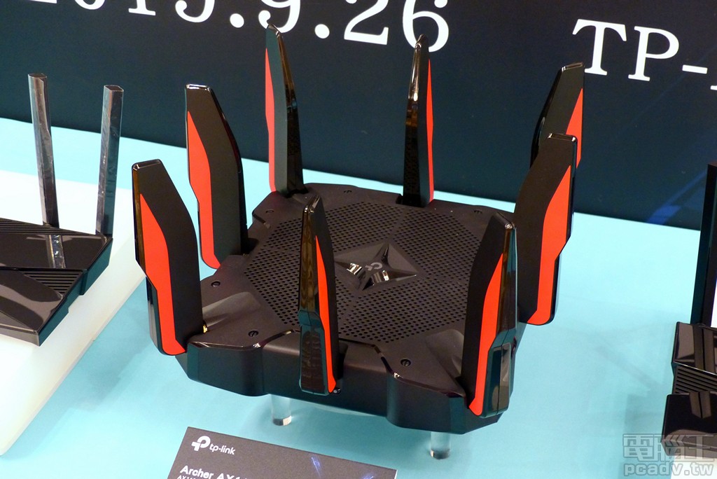 ▲ Archer AX11000 為 TP-Link 無線網路路由器產品線 3 頻旗艦機種，採用 2.4GHz＋5GHz＋5GHz 頻段規格，無線網路提供 1148Mbps＋4804Mbps＋4804Mbps 一共突破 10Gbps，動態記憶體容量高達 1GB，WAN 同步安排 1 個支援 2.5Gbps 的 RJ45 網路埠。