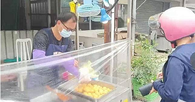 編謊瞞孩子母親過世噩耗　低收父苦賣地瓜球養全家
