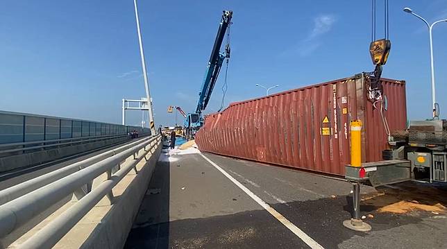 快新聞 台61線彰化 貨櫃車自撞橫躺匝道 預計11時恢復通車 民視新聞網 Line Today