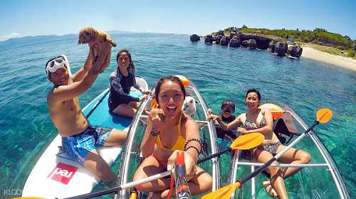 乘坐小琉球獨木舟，在海上自在悠遊。(圖／KLOOK提供)