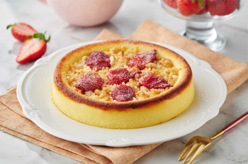 製成草莓起司內餡，並以獨特多道工法烘焙出濃香滑順的「草莓果漾起士燒」今年再度回歸。（129元）（圖／全聯 We Sweet）