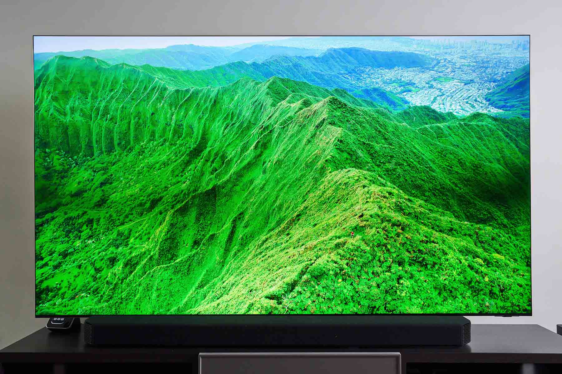 從正面看去，Neo QLED 8K 量子電視 QN900A 幾乎與背牆融為一體，視覺效果相當驚人。