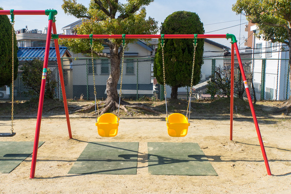 長尾高校ちかくの獅子口公園に幼児用ブランコが設置されてる