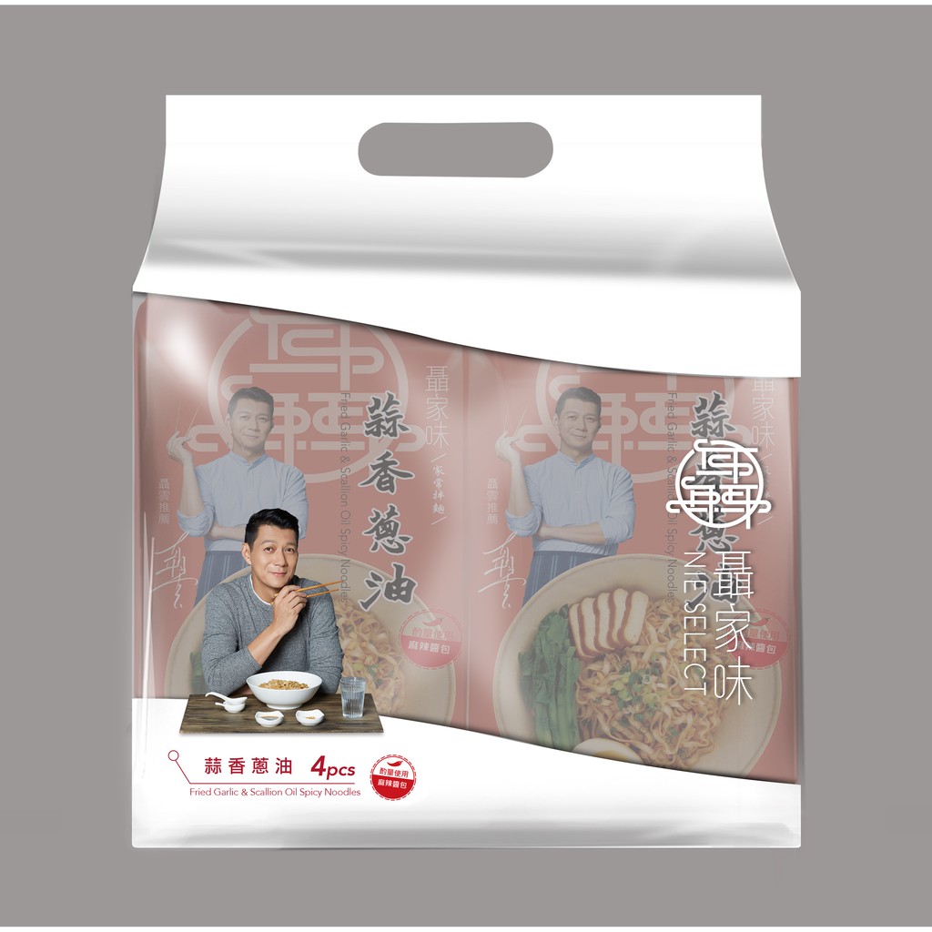 精選夠味香蒜酥，低溫萃取紅蔥油，寬扁陽春麵條拌上香辣醬汁。回憶裡的台灣古早味，就在這裡。一起回家，吃一碗麵吧！◆台灣在地好食材◆進口小麥粉心粉◆純釀造黑豆醬油◆健康安心無添加品牌：聶家味品名：家常拌麵