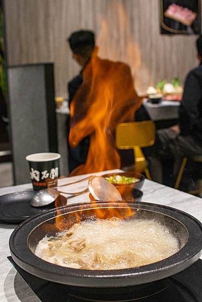 【桃園美食】嗑肉石鍋-什麼!?和牛龍蝦火鍋只要599元就能吃到！CP值爆高的火鍋店
