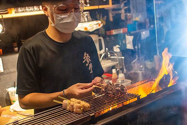 【板橋美食】參堂居酒屋-使用木炭烘烤，香噴噴迷人又美味的串燒日式居酒屋餐廳