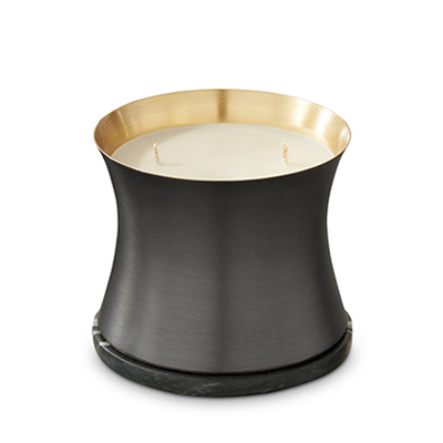 我們的生活始終汲汲營營追逐著屬於自己的空間，一切都是圍繞著家為初衷，除了用心經營生活美學以外，如何讓家更有「味道」？香氣其實就像是點綴空間的軟傢俱，透過味道的傳遞，不僅豐富著五感覺知，提升對於品味的期