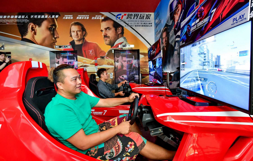 索尼影業特別在美麗華大直影城6樓設置2座賽車體驗組，讓你能夠完全沉浸在《跑車浪漫旅7》的刺激賽道上。