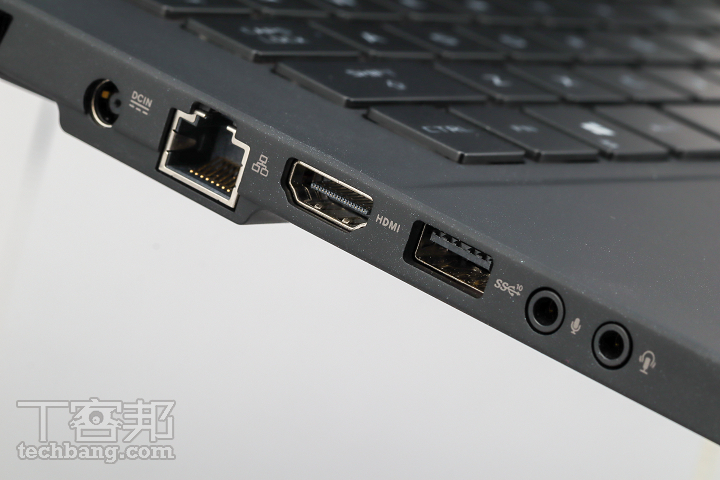 左側 I/O 值得注意的是兩個 3.5 mm 插孔，一個為麥克風專屬，另一個可連接耳機或麥克風。