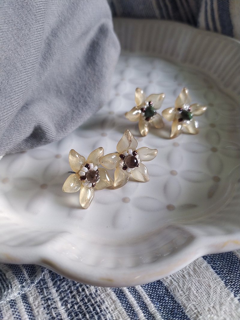 小麥 - 花雨系列 透明質感 微透畢卡色玻璃珠 貼耳耳環 耳飾