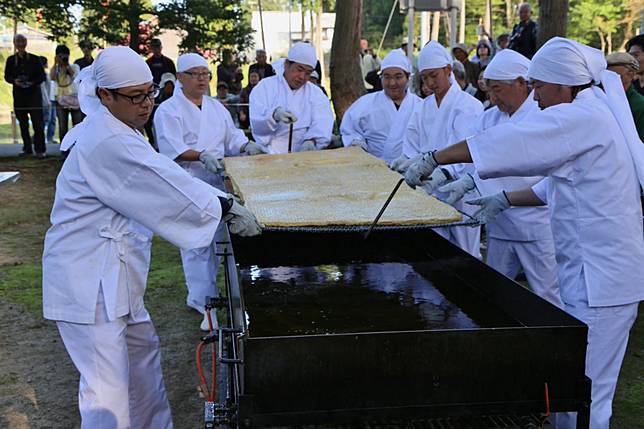 點上提燈便化身神秘小白狐 新潟縣狐之夜祭的提燈行列 是日日本 Line Today