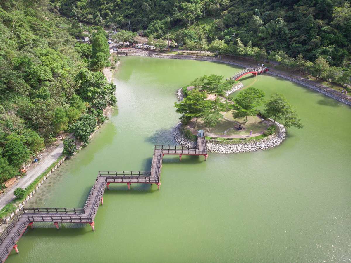 宜蘭不只抹茶山！北台灣最美「抹茶湖祕境」，輕鬆走環湖步道、偶像劇也來拍