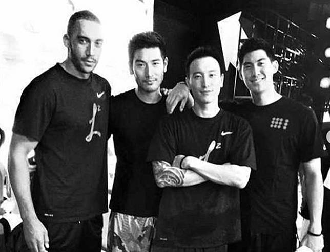 高以翔（左2）交友廣闊，與王陽明（右2）、毛加恩（右1）都是好朋友。（圖／翻攝自王陽明臉書）