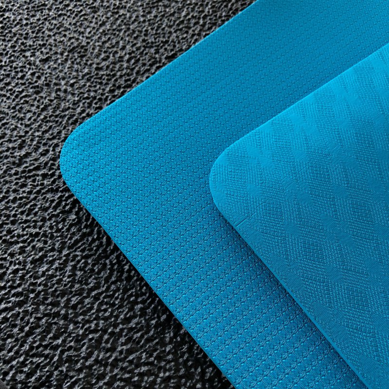 ➢雙面止滑、顏色多變、紋路提昇觸感 ➢瑜珈墊具穩定姿勢、緩衝及保護效果 ➢彈性佳、回彈力強、穩固跳躍性動作反作用力 ➢止滑好、質地柔軟，初階入門最佳單色捲式入手款 ➢MIT台灣品牌、設計及製作團隊 ➢