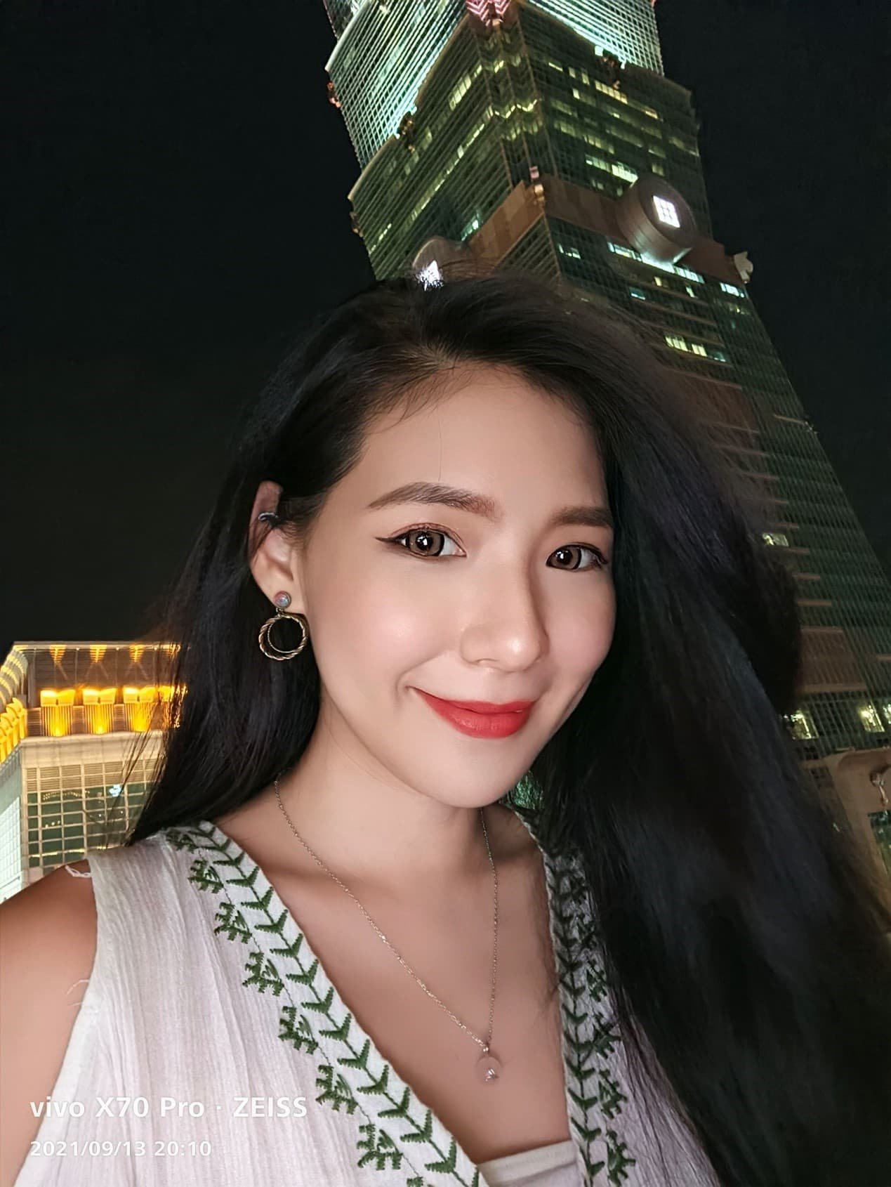 透過自動臉孔補光，與夜景合照時再也不用擔心「臉上無光」！