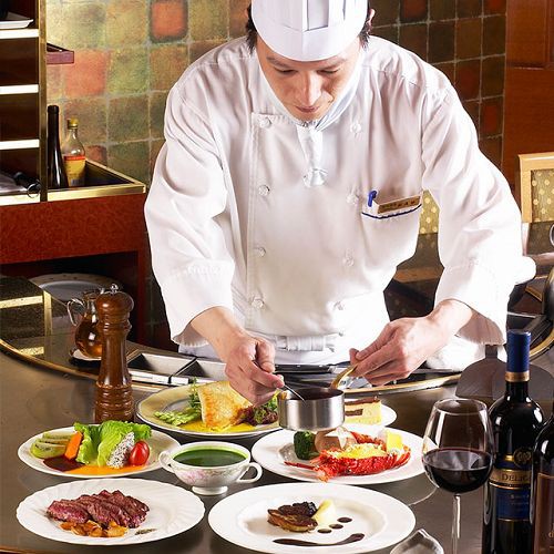 ‧精緻前菜 ‧手工麵包 ‧湯品:香烤洋蔥湯/主廚推薦湯品(擇2) ‧海鮮A:香煎深海鮮魚 ‧海鮮B:北海道干貝佐魚子醬 ‧主廚特製沙拉 ‧季節時蔬 ‧主廚特製黃金炒飯 ‧主餐:美國Prime級沙朗雙重