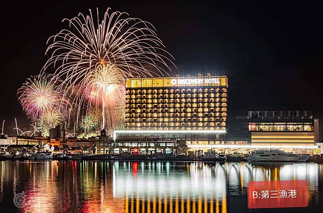 以漁港、澎澄飯店為前景，在馬公第三漁港就能以最輕鬆的方式欣賞絢爛花火。（圖片提供/澎湖縣政府）