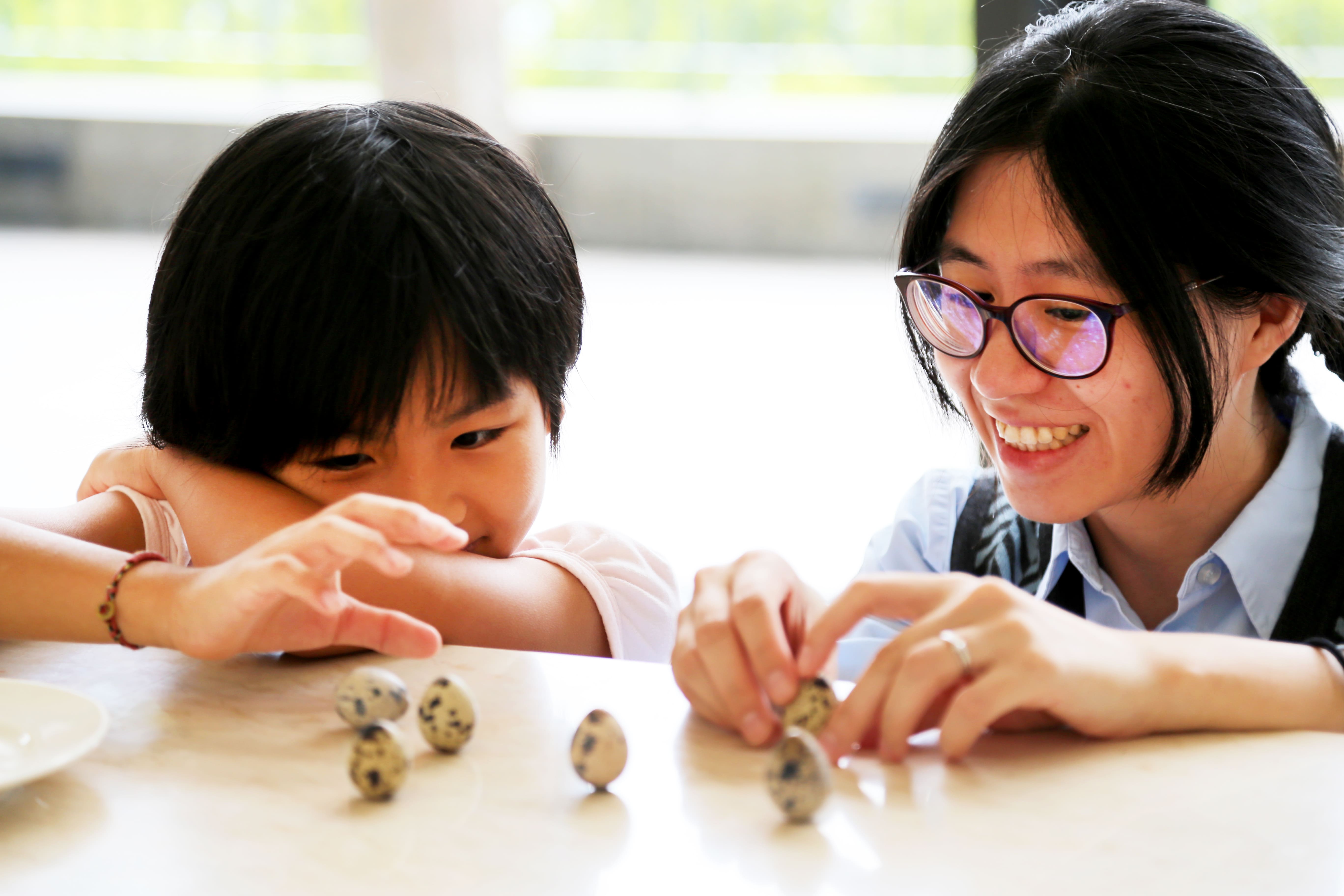 雲品溫泉酒店6月22日推出「立蛋好手」，提供住客雞蛋、鴨蛋、鵪鶉蛋、鵝蛋、鴕鳥蛋等不同種蛋，擇1顆蛋成功立起，拍照打卡上傳社群平台並標記雲品，即可有機會抽中大廳酒吧雙人下午茶。（圖片提供/雲品溫泉酒店）