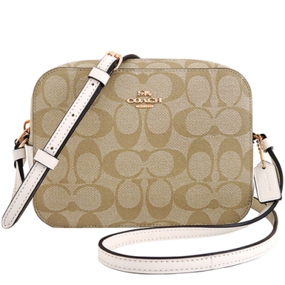 小型包款，方形斜背包/相機包 大C PVC搭配精緻車縫線設計 以一立體馬車LOGO飾牌妝點 背帶可調整，可側肩背或斜背使用