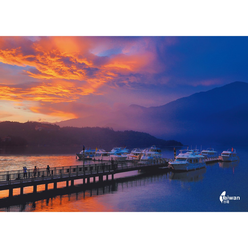 攝影／林育德 題字／羅時僖朝霧碼頭的清晨 Choawu pier, Nantou, Taiwan.攝影／黃丁盛九份老街（台北）Jiufen, Taipei.攝影／劉川裕 題字／羅時僖高雄西子灣落日 S