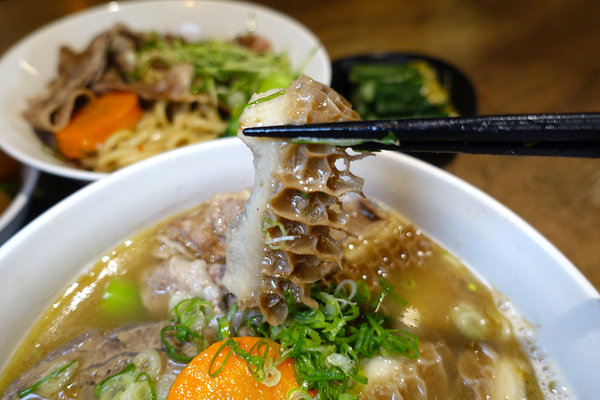 牛莊園牛肉麵，大安區四維路美食，科技大樓站牛肉麵，香煎雪花牛肉麵、蔬果湯頭牛肉麵，成功國宅旁得獎牛肉麵(含牛莊園菜單)
