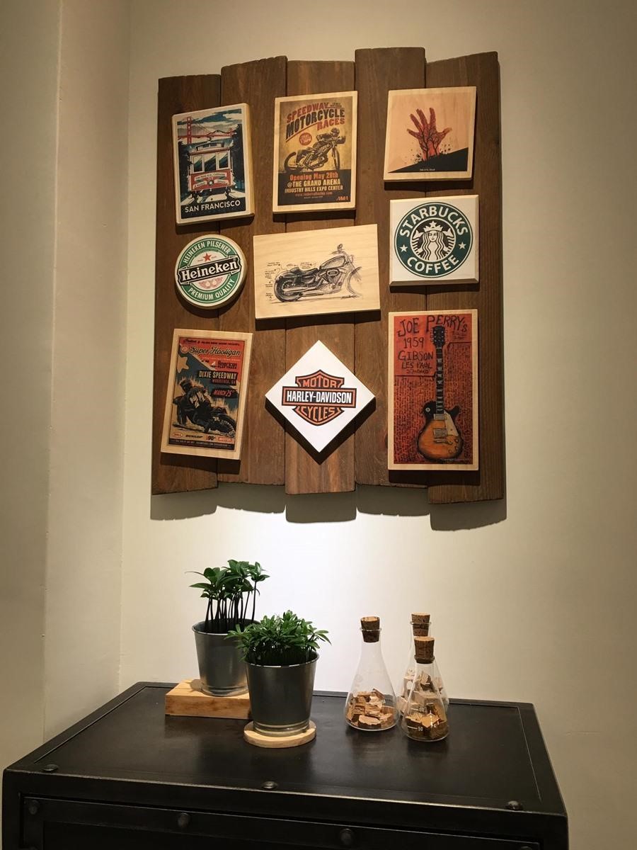 這塊棧板不只有妝點牆面的效果，還有收納杯墊及隔熱墊的功能。