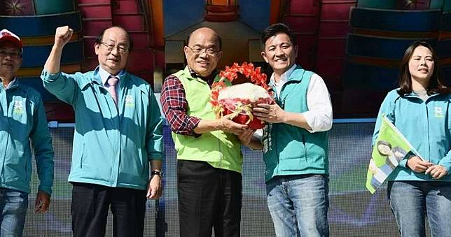 蘇貞昌與「郭董」同台　為鄭宏輝造勢