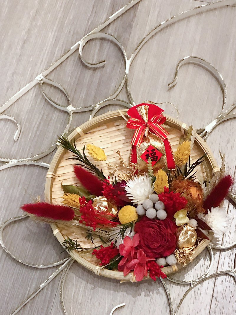 使用古早米篩作為基底，佈置成喜氣洋洋的一幅畫，可以掛在牆上當裝飾唷～