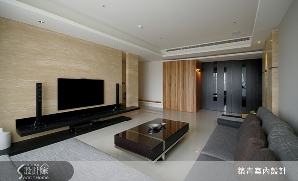用黑、白、灰色系與木皮材質打造現代簡約空間