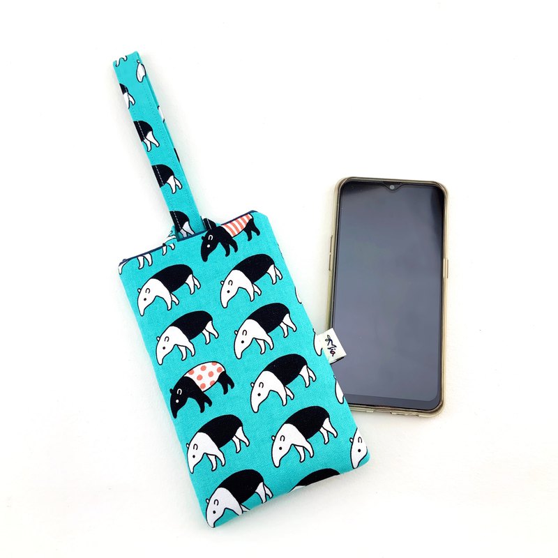 @獨特風格，獨一無二。 @放在包內保護螢幕，取用方便，提在手上或掛在手腕上，保護手機又吸睛。 @販售商品為一個手機套。（隨機出貨）