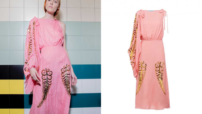 不對稱的剪裁搭配金色細節讓整體更加有趣。PRADA Slubbed Toile Dress洋裝／約106,180元（圖／品牌提供）