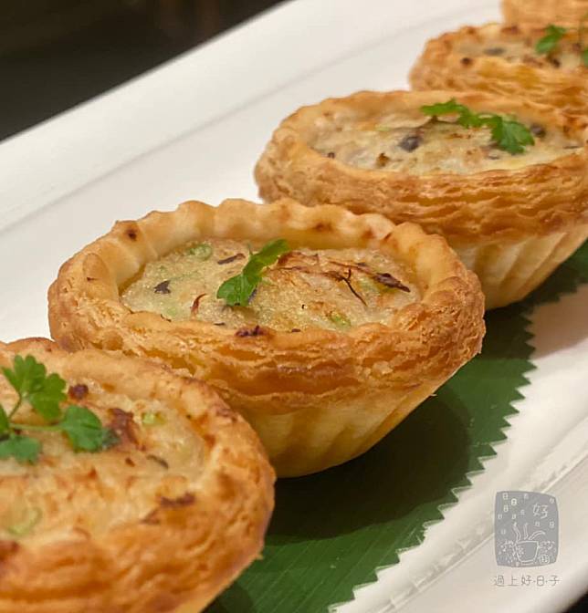 ▲蟹肉海鮮盞將沙公蟹鉗肉與蔬菜和白醬填入酥皮中烘烤而成，外酥內嫩、濃郁香醇。