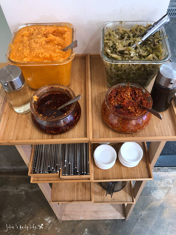 小菜,板橋,江子翠,江子翠美食,滷味,牛肉麵,紅燒牛肉麵,菜單,豐穗牛肉麵,豬油拌飯,鍋燒麵,雙醬麵 @跟著Julie一起走吧