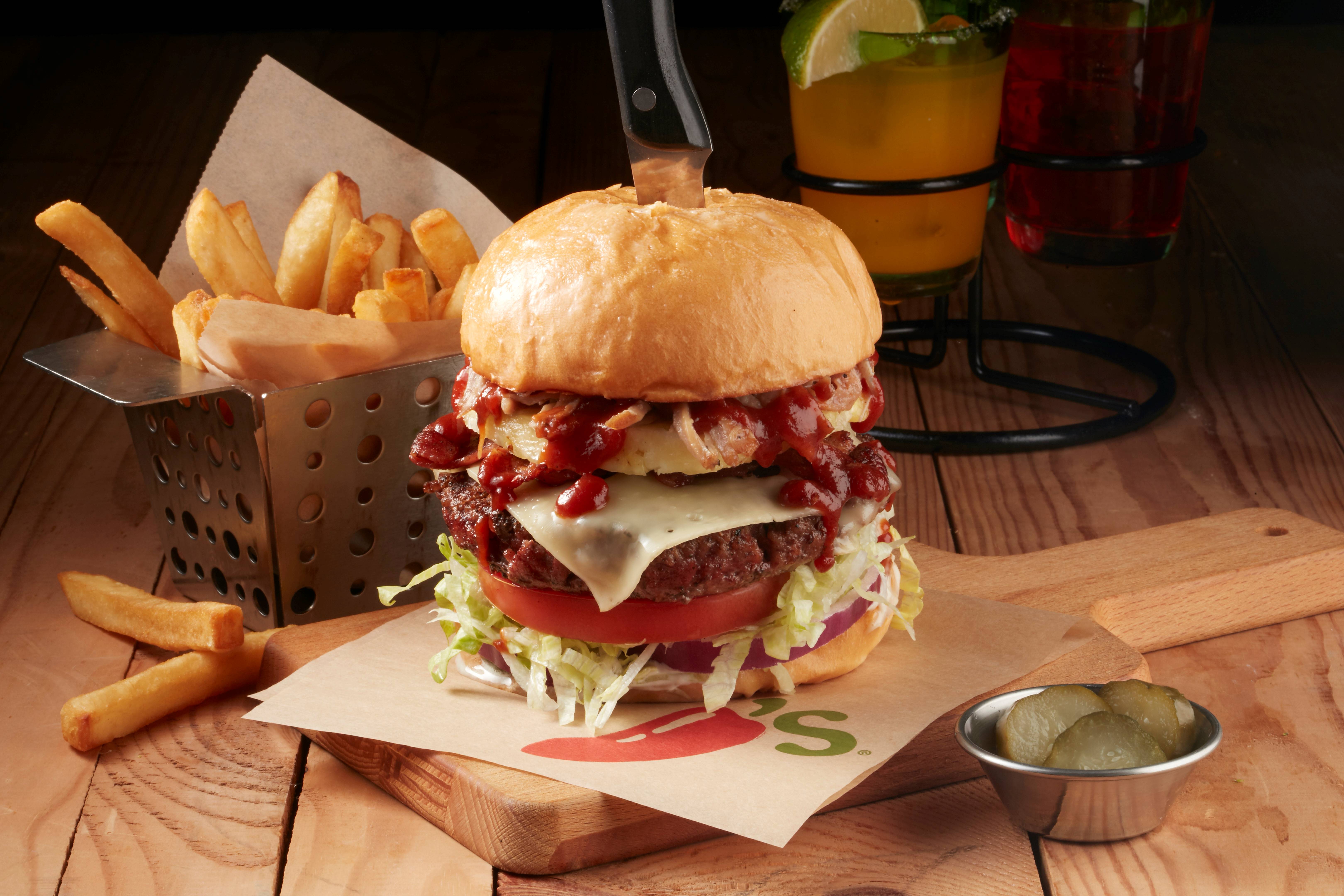 Chili’s招牌大嘴漢堡，肉食族必點重量級新口味-熱情鳳梨牛肉堡限定登場，鹹甜滋味一次顛覆你的味蕾！(圖/Chili’s)