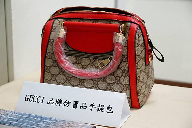 仿的GUCCI手提包。記者林伯驊／攝影