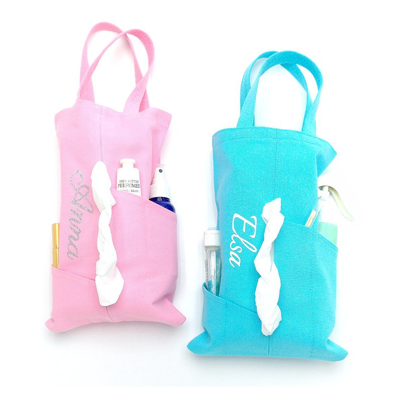 ❖專屬防疫小提袋❖可以客製化專屬英文名字或單字❖多色可選(共12色)❖側邊口袋可額外收納酒精罐口罩等...❖室內/室外/露營/車上/學校都很方便使用❖自用或送禮都是很棒的禮物