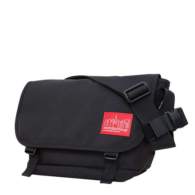 特色：可拆卸式的固定帶，騎單車時可以穩定包包前掀蓋底下有兩個壓扣開關2吋寬的可調整式尼龍背帶寬大的開口易於從主袋拿取物品內裡有拉鍊口袋來分別收納小物防潑水塗層