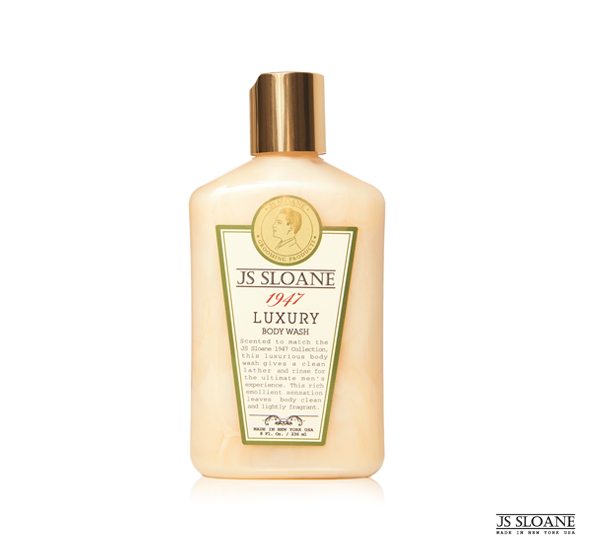 以白麝香、杜松及橙花重現1940年代古龍水優雅香韻綿密泡沫提供絕佳沐浴體驗訂價$880元(236ml)全程美國製造取出適量於掌心後搓揉產生泡沫後均勻按摩全身後以清水洗滌