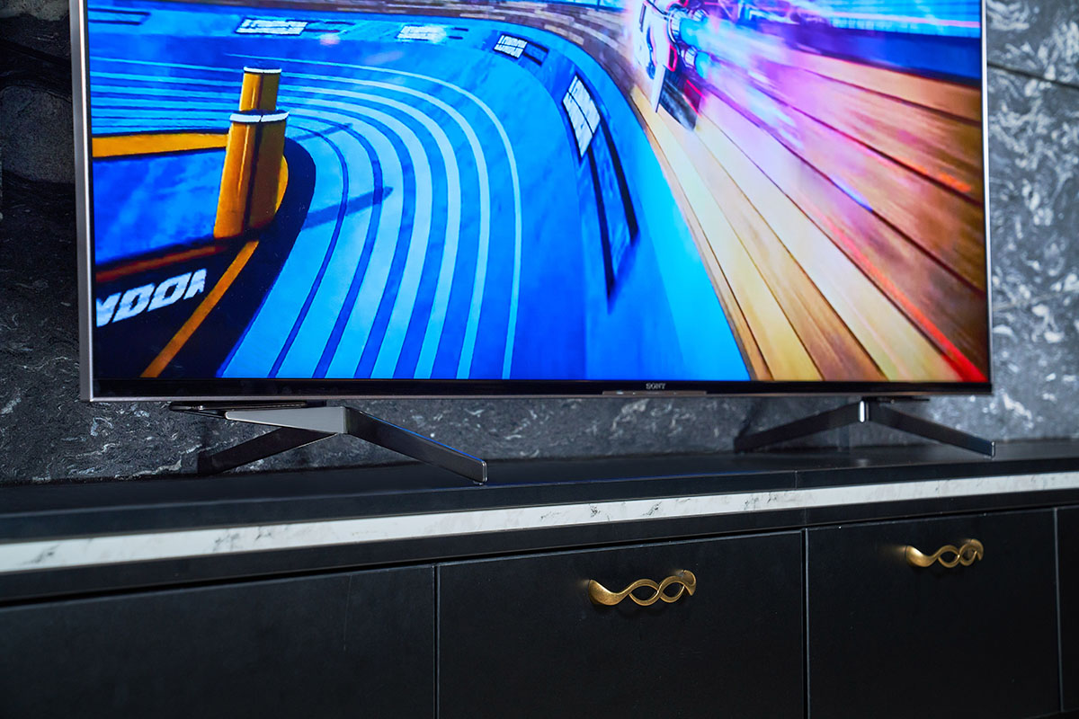 就能讓腳座的位置向電視中央區域靠攏，如此一來，即便家中電視櫃的寬度較窄或不足，也能輕鬆擺放 KD-65X9500H。